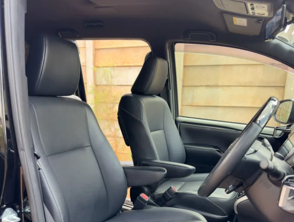  2019 TOYOTA ESQUIRE 8 SEATER  LEATHER - Zata Motors