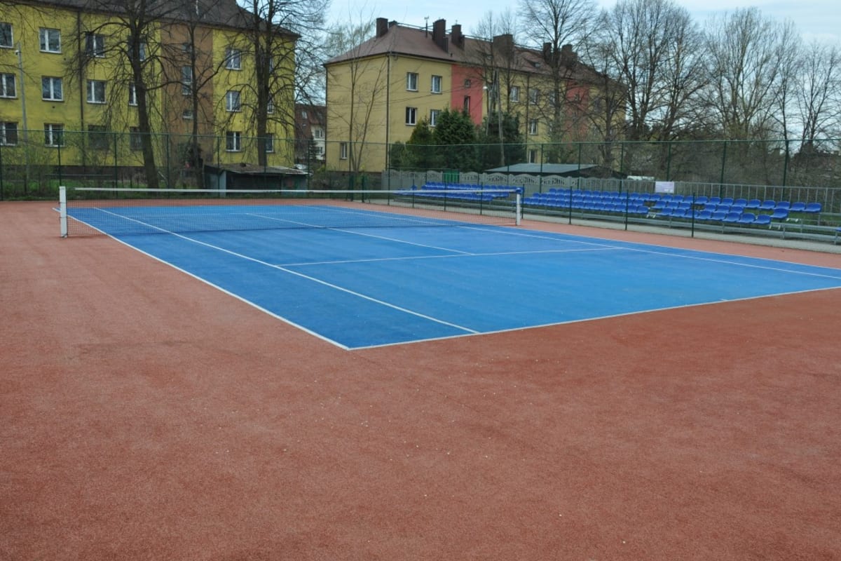 Kort tenisowy w Poraju