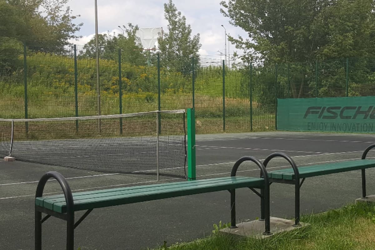 Dwa Korty tenisowe, publicznie dostępne przy ulicy szmaragdowej