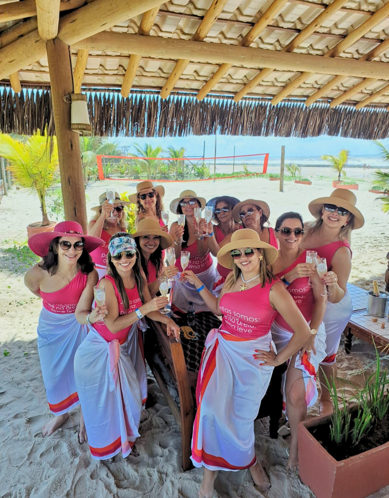 Mulheres viajando juntas e felizes