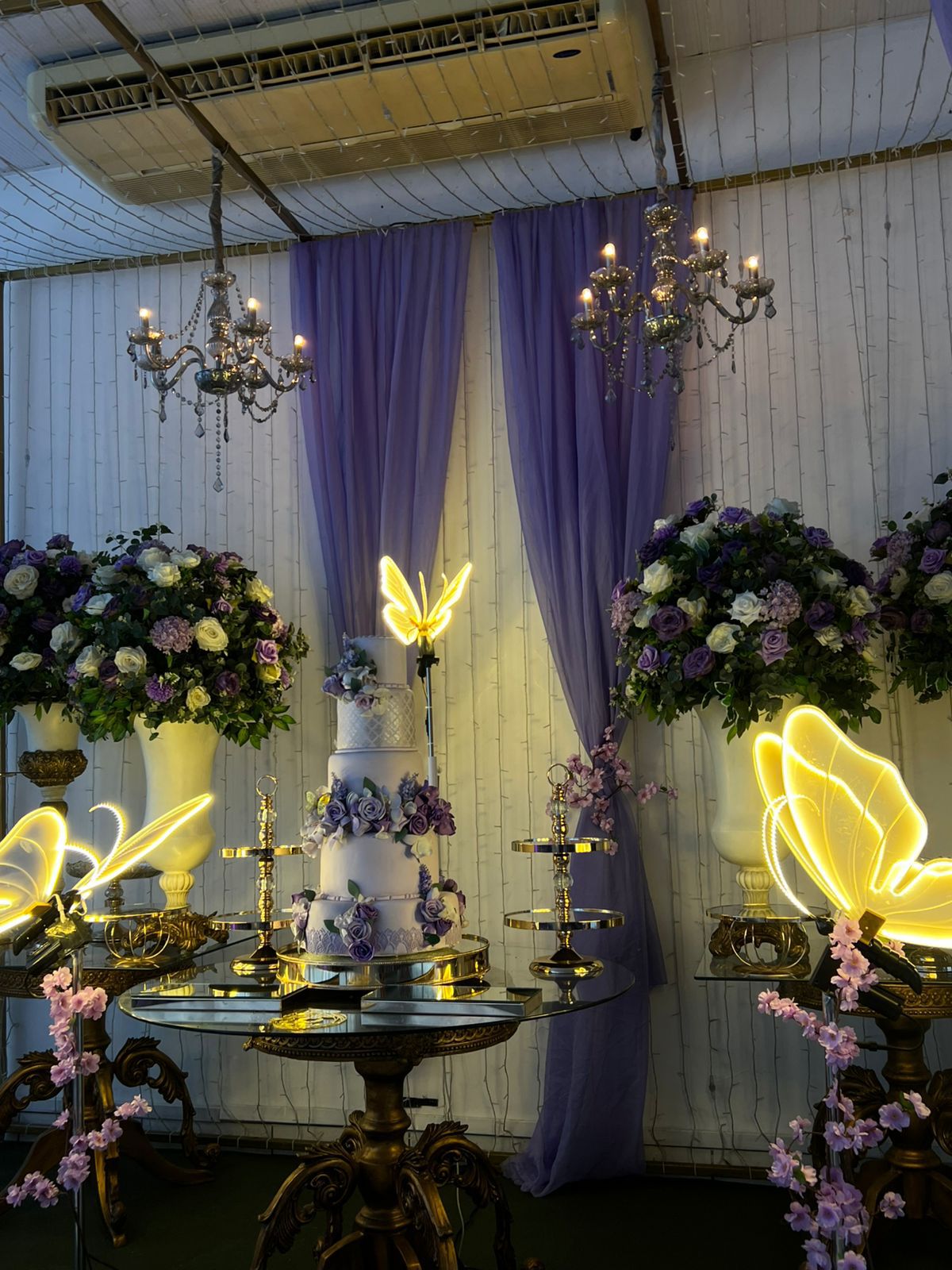 Letreiro iluminado em estilo minimalista com fundo escuro