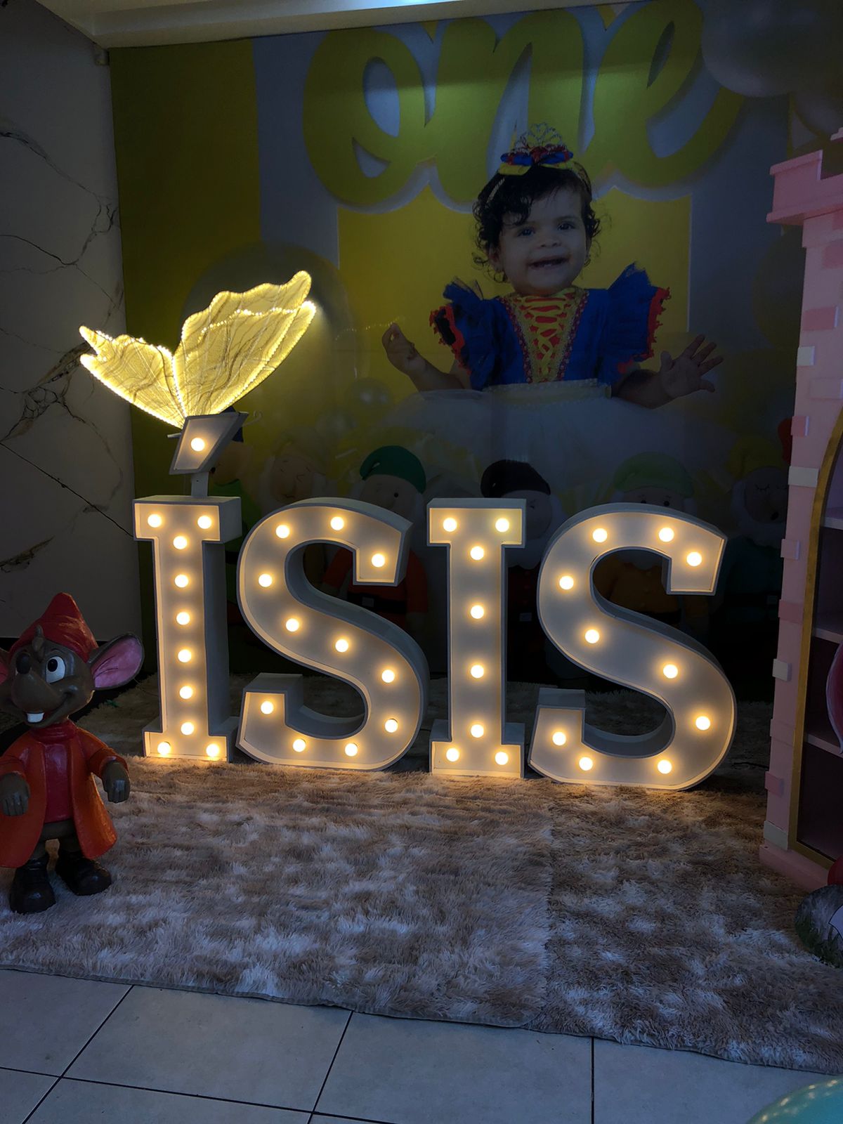 Cenografia instagramável com iluminação