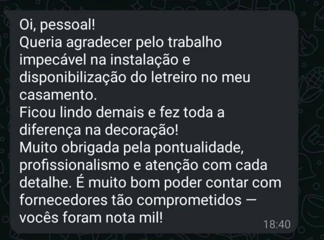 Cliente em evento com letreiro