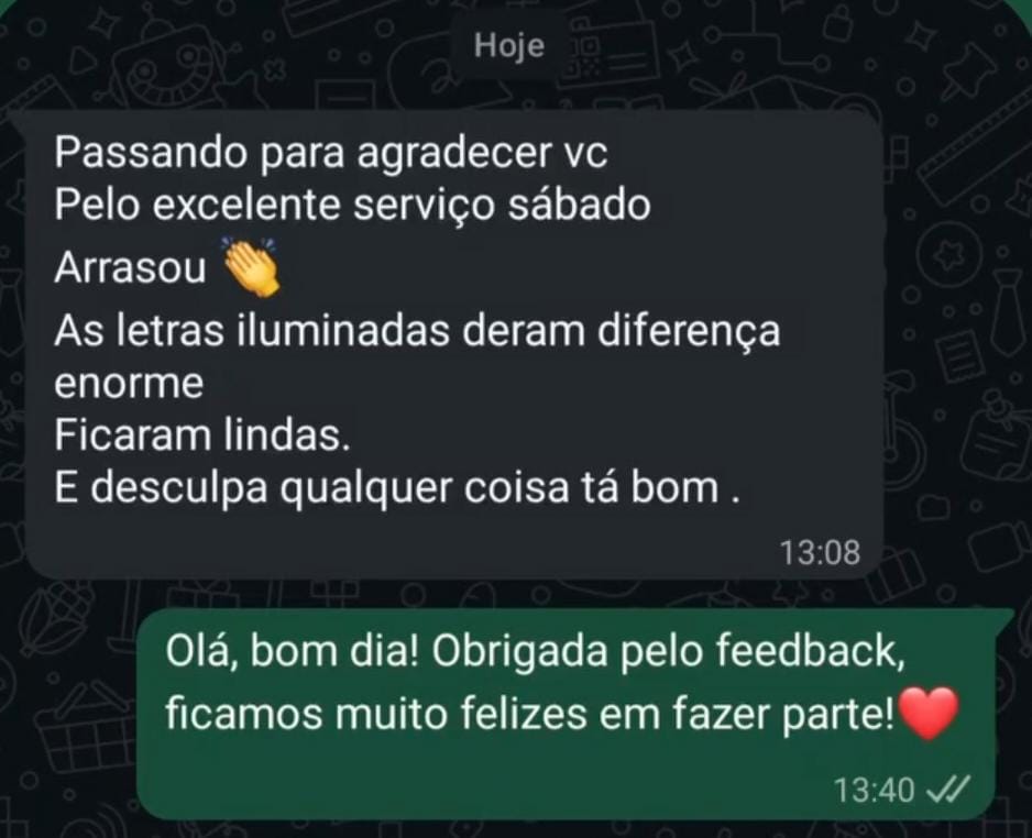 Ambiente com luz quente e letreiro