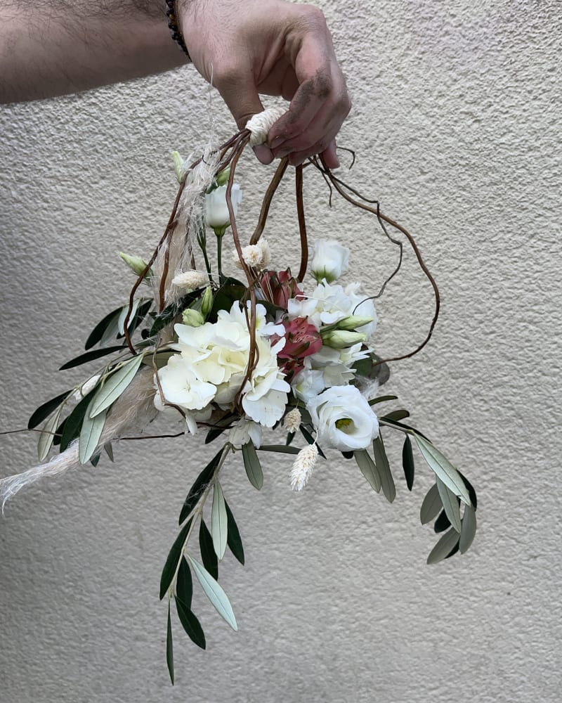Bouquet de mariée blanc et champêtre réalisé par L'Or en Fleur à Clermont-Ferrand.