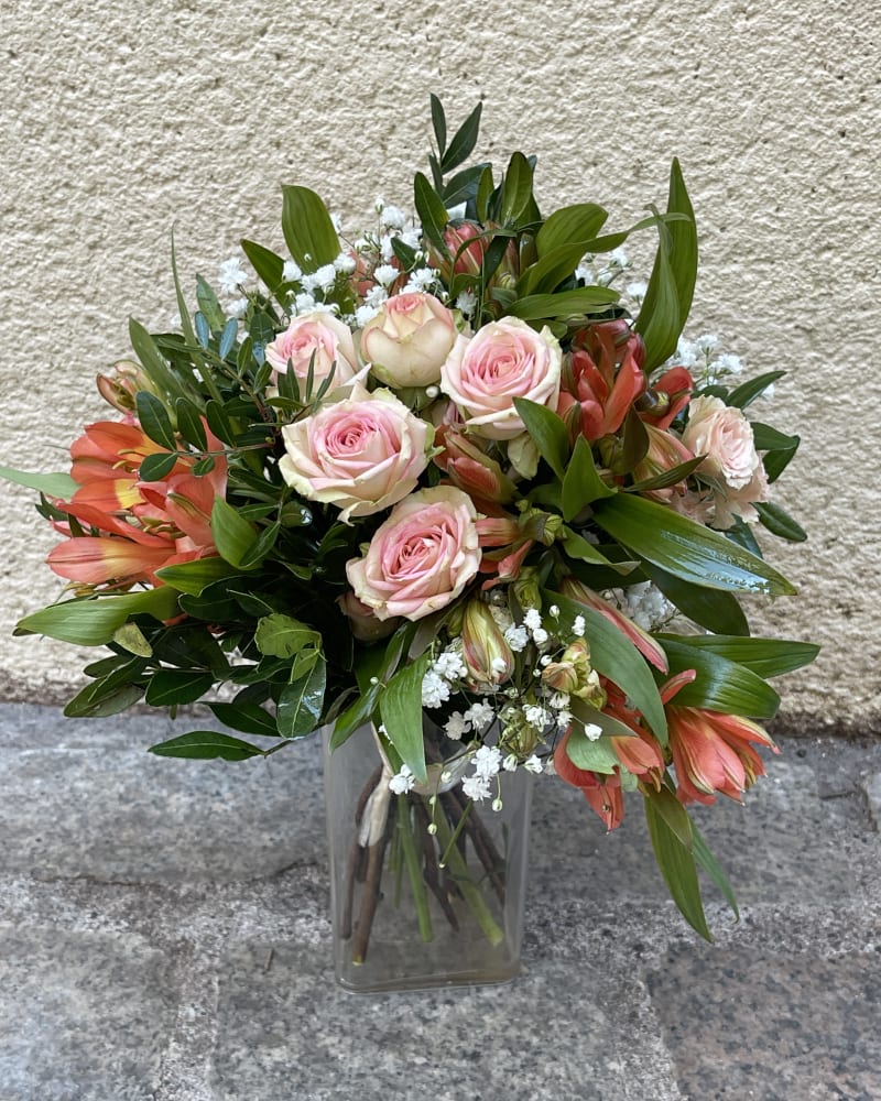 Bouquet de mariée aux roses pastel composé par L'Or en Fleur à Clermont-Ferrand.