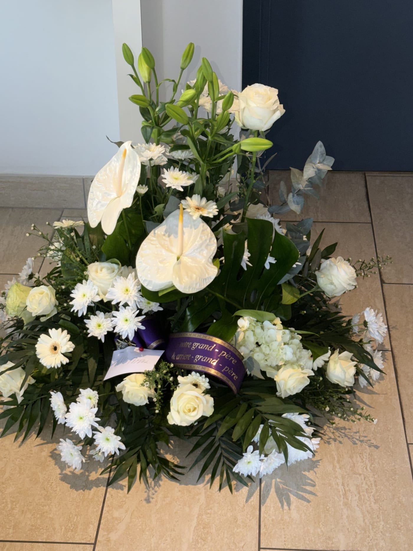Composition de plantes et fleurs blanches réalisée par L'Or en Fleur à Clermont-Ferrand.