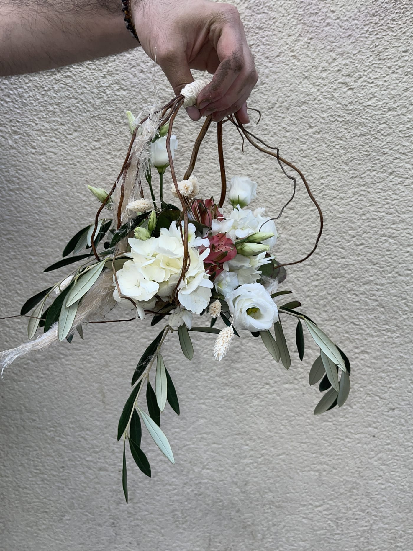 Bouquet de mariée blanc et champêtre réalisé par L'Or en Fleur à Clermont-Ferrand.
