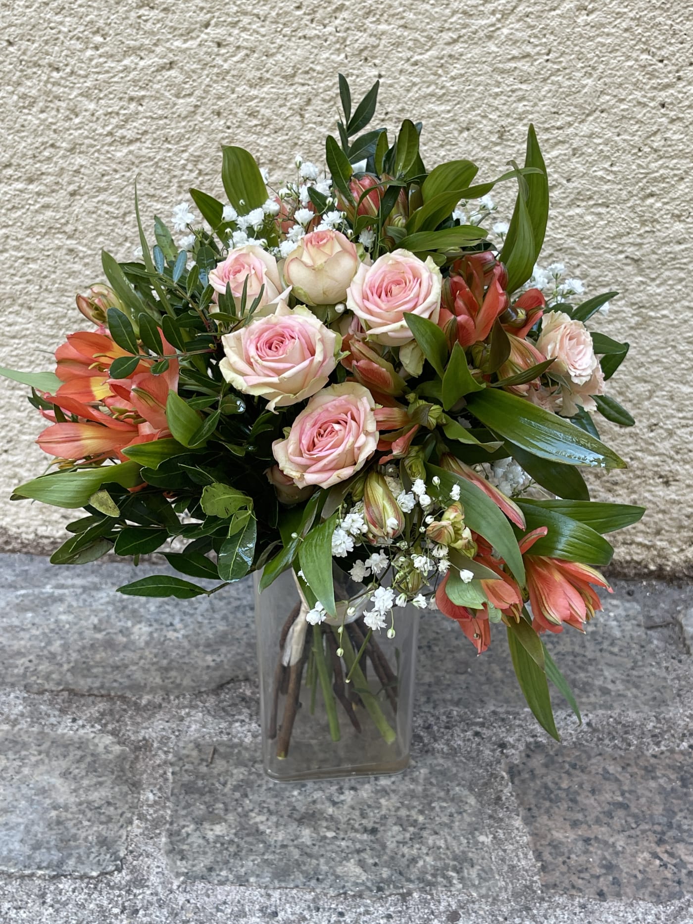 Bouquet de mariée aux roses pastel composé par L'Or en Fleur à Clermont-Ferrand.