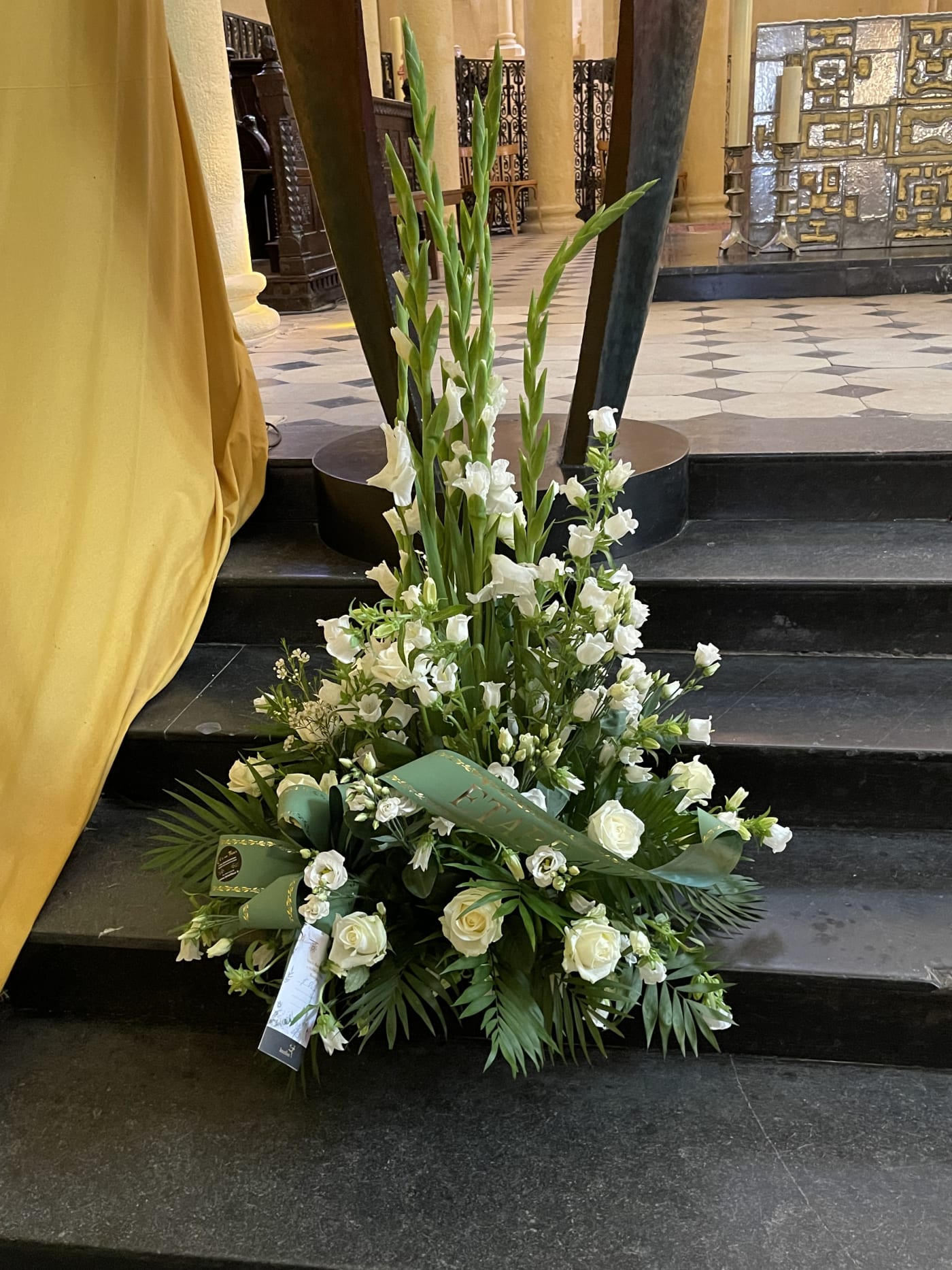 Décor de cérémonie de mariage avec fleurs blanches préparé par L'Or en Fleur à Clermont-Ferrand.