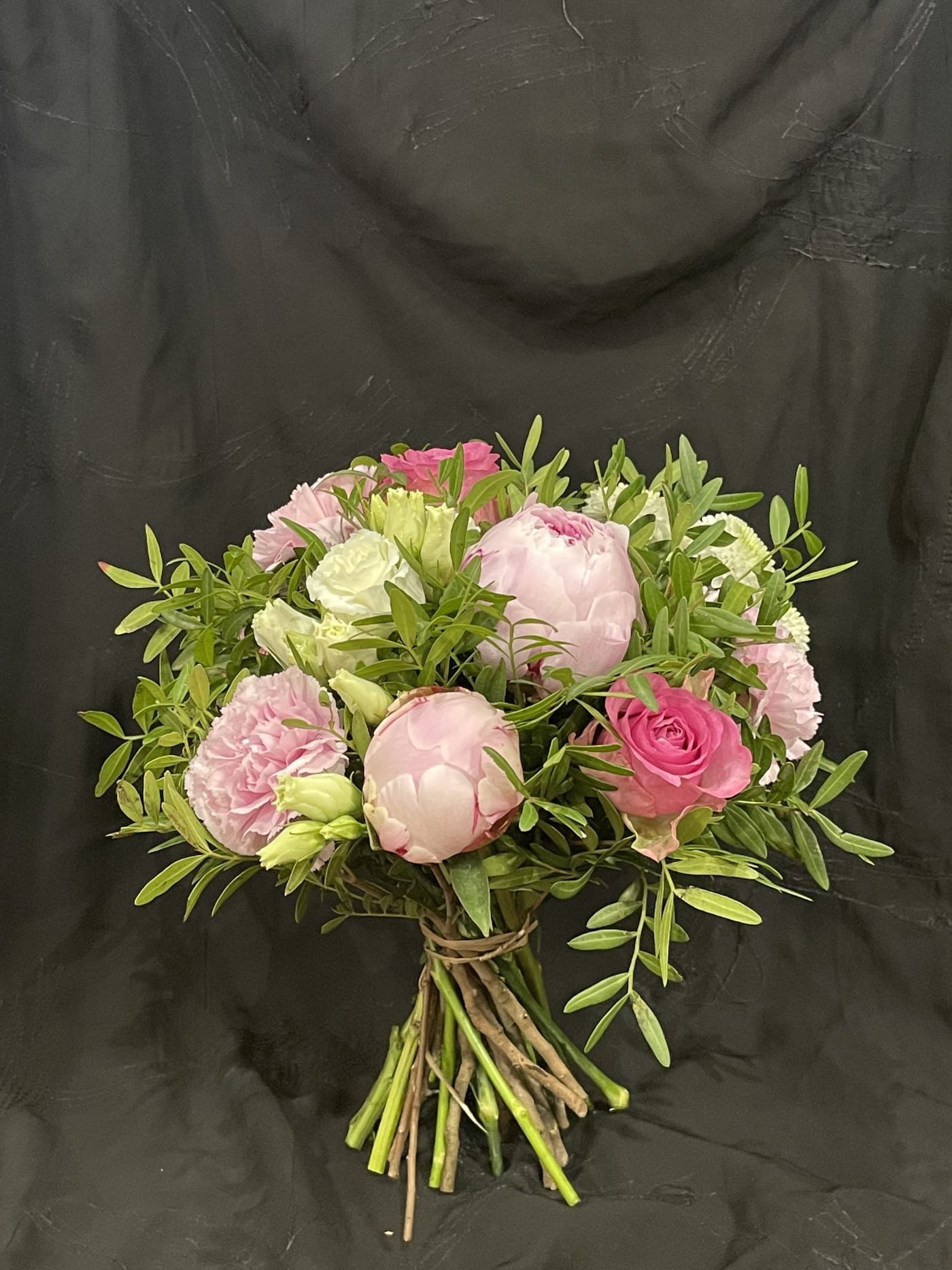 Bouquet de mariage aux roses douces réalisé par L'Or en Fleur à Clermont-Ferrand.