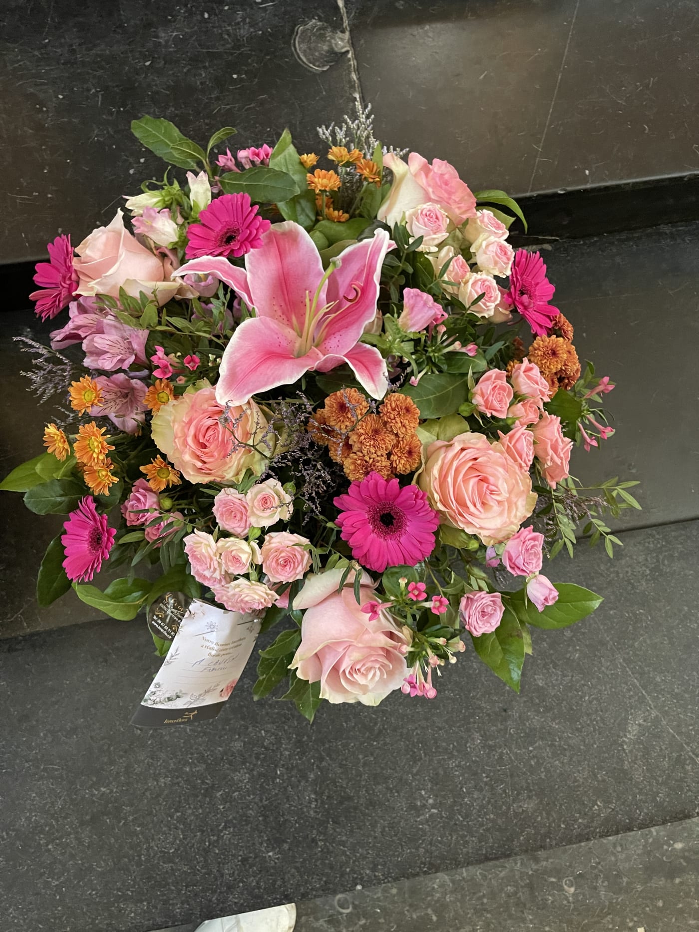 Composition de mariage aux roses pastel composée par L'Or en Fleur à Chamalières.
