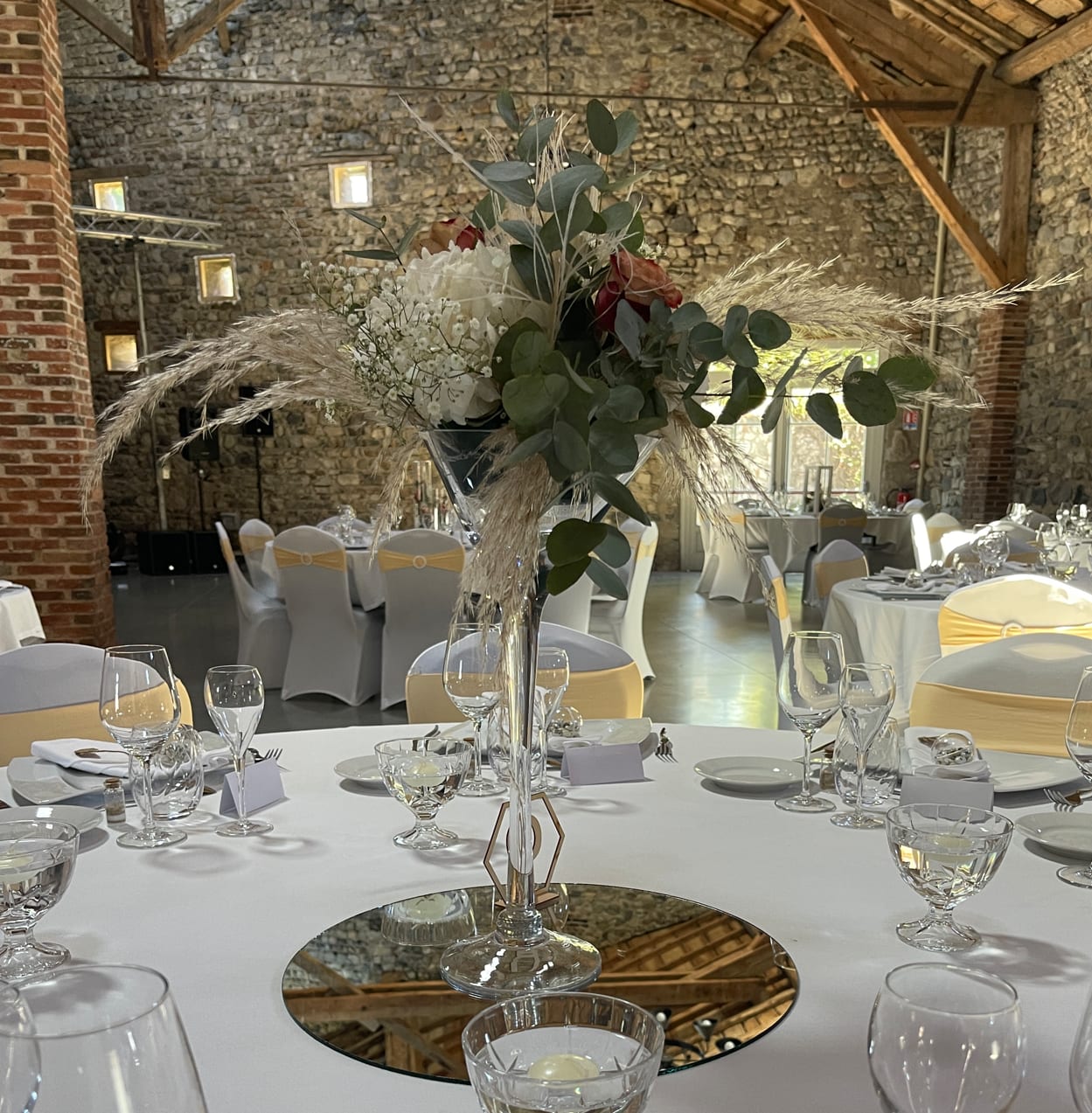 Décoration florale de mariage pour table de réception réalisée par L'Or en Fleur à Clermont-Ferrand.