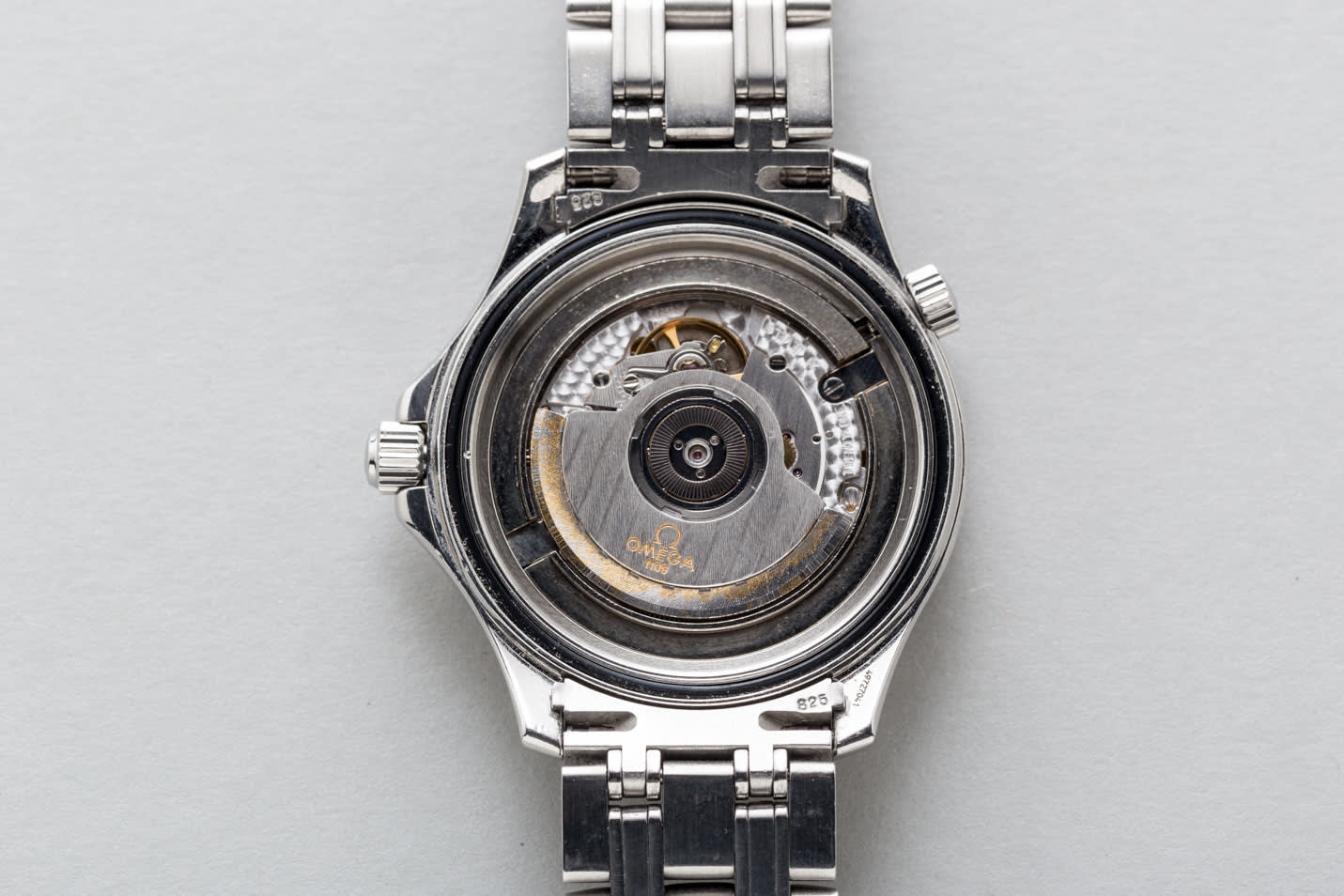 Omega Seamaster 300 'James Bond' view 8
