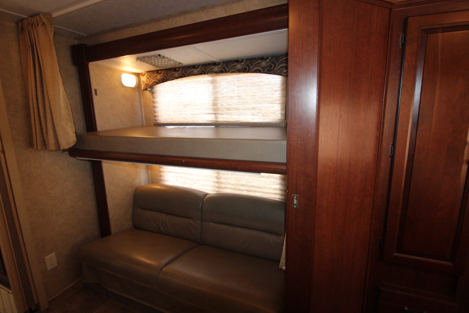 2-3129 32ft. Sunseeker