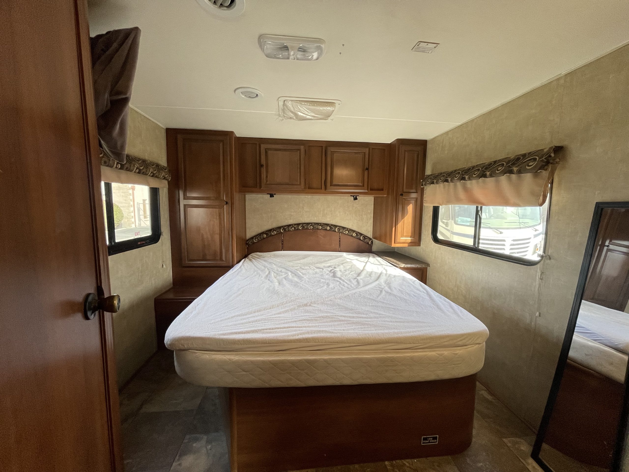 3-3263 29ft. Leprechaun