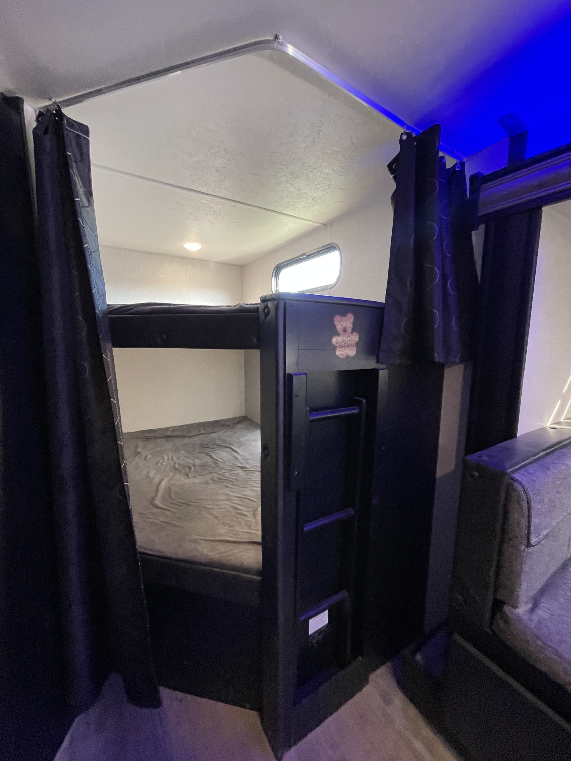 5-3261 31ft. Grey Wolf