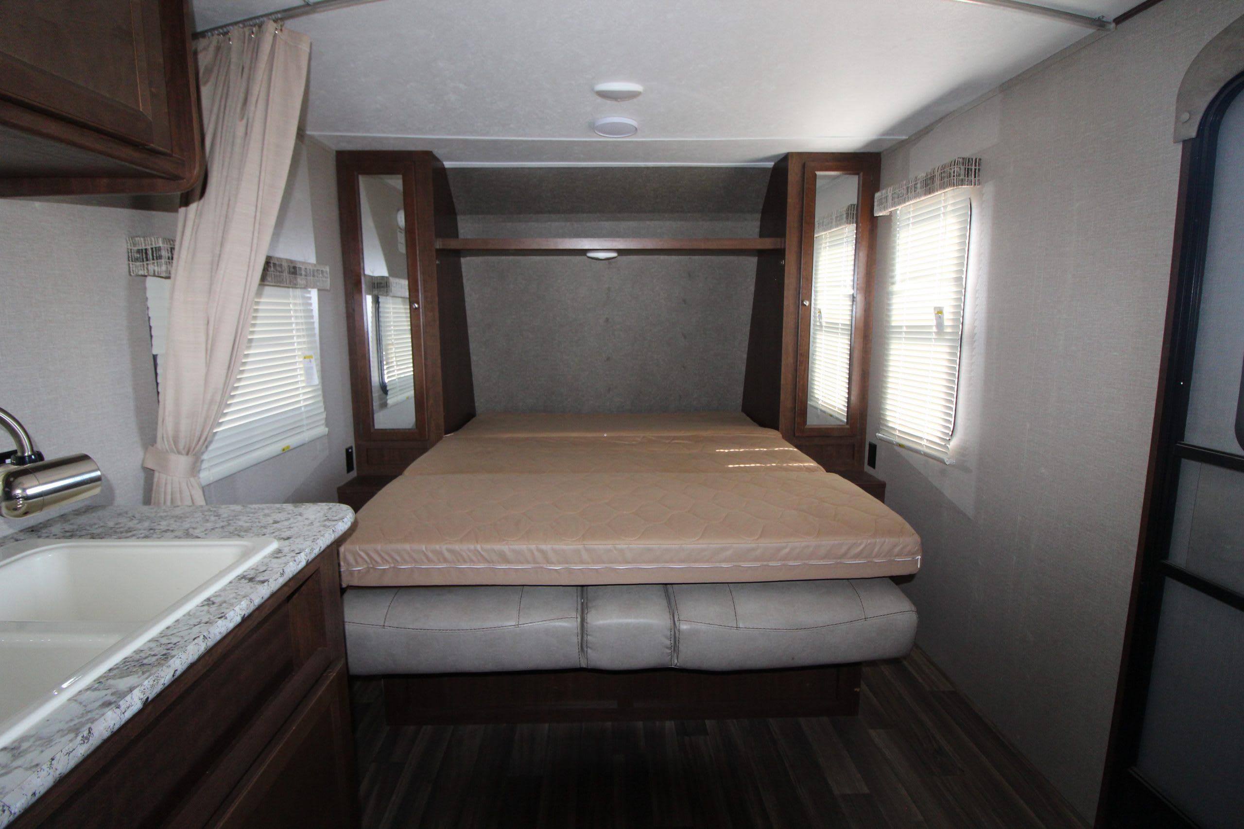 2-3193 21ft. Hideout