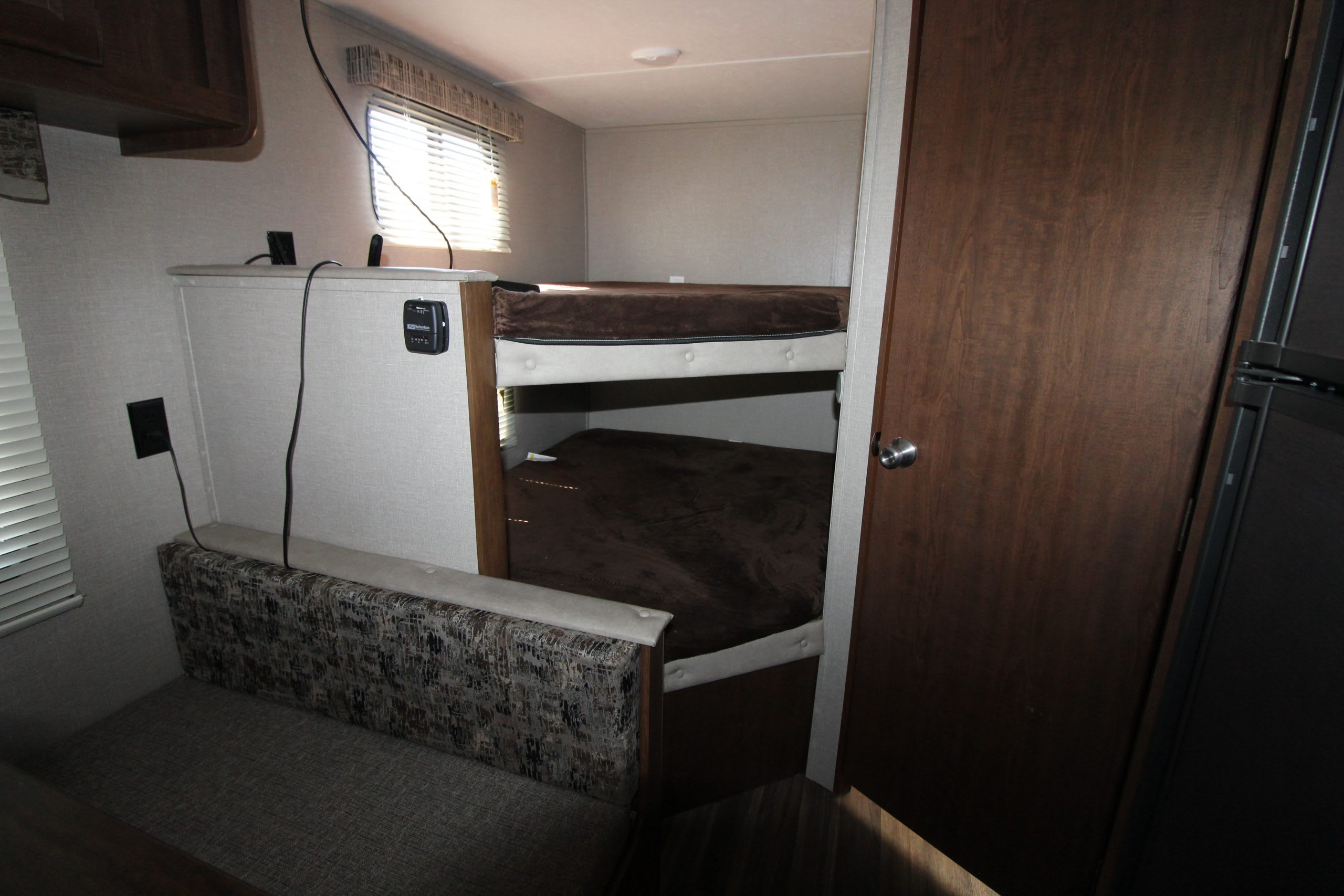 4-3193 21ft. Hideout