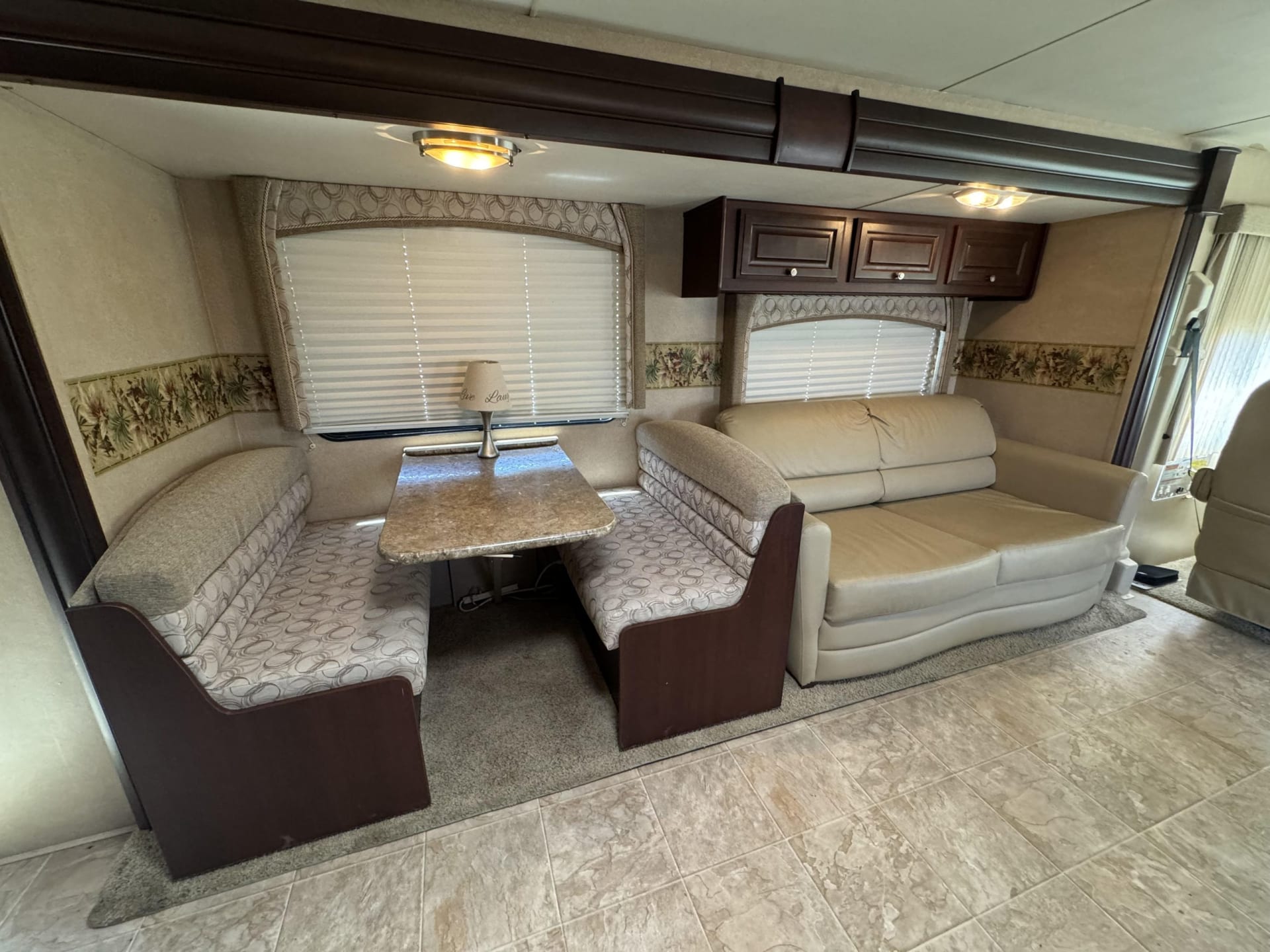Dinette, Couch
