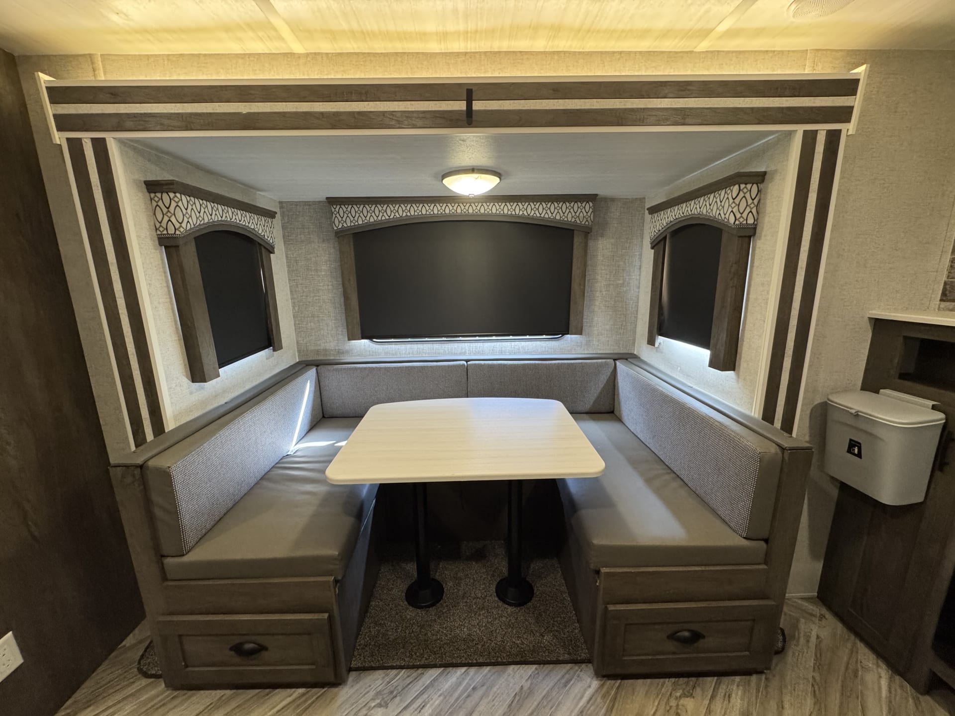 3301 Dinnette