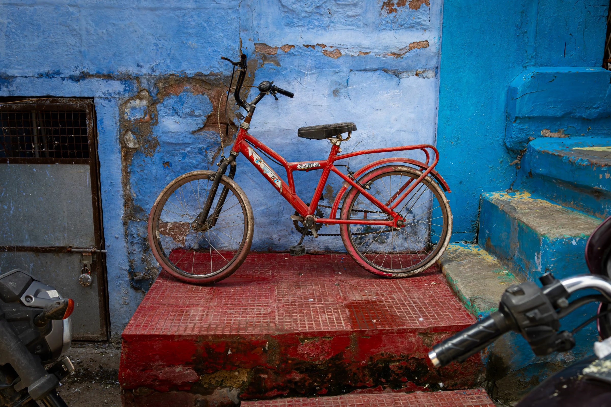 Red bicycle, Blue City
