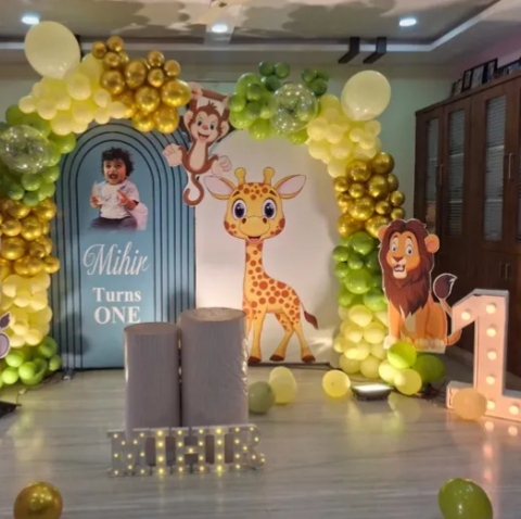 Enjoyable Jungle theme decoration for kids birthday 