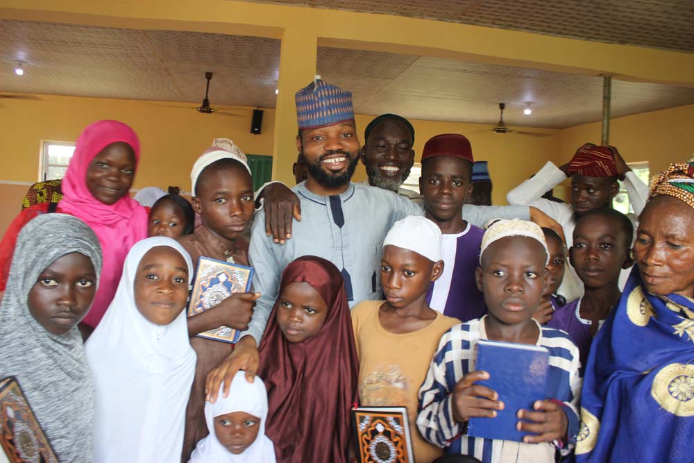 Distributing Quran To Students - 2022