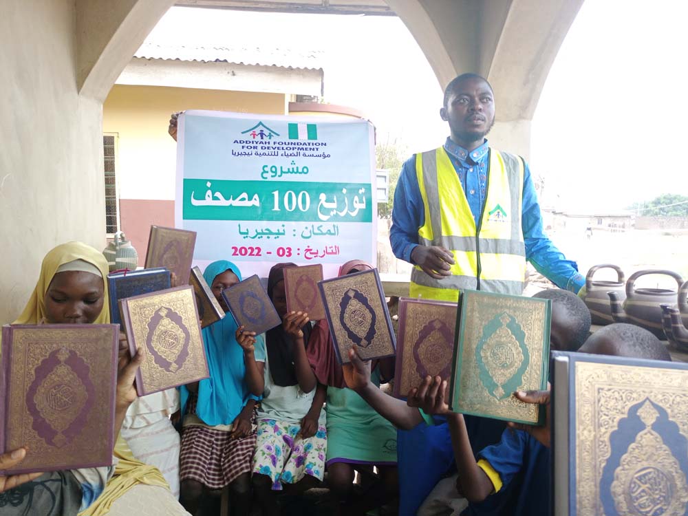 Distributing Quran To Students - 2022