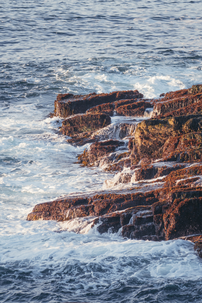 Waves crashing on the rocks near thunder hole