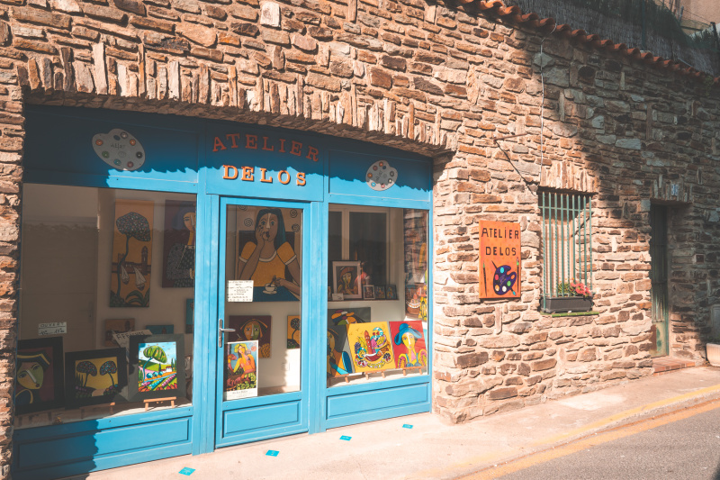 There's so many art shops There's so many art shops