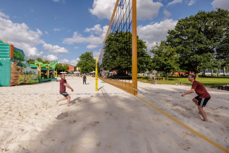 Beachfläche mit Pool 