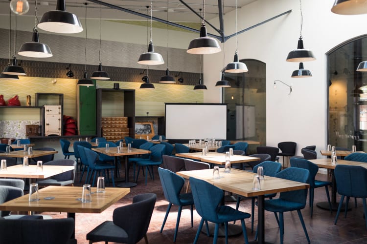 Heller Eventraum mit Kamin und Terrasse