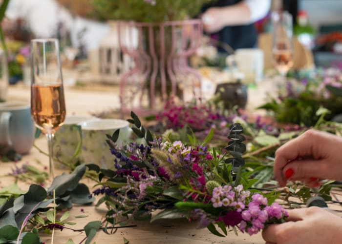 Saisonale Blumenkränze binden 