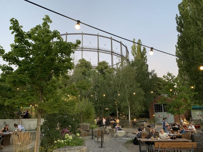 Weitläufiger Sommergarten mit Terrasse