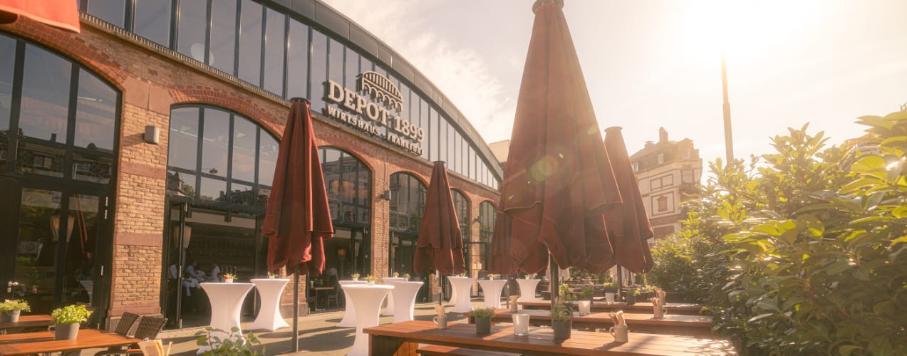 Sonnige Terrasse mit Trailer-Bar