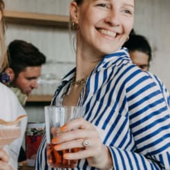 Modernes Café mit Elbblick  thumb