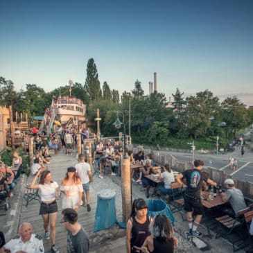Open-Air Location am Schiff