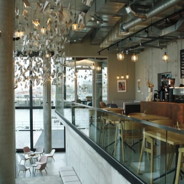Modernes Café mit Elbblick 