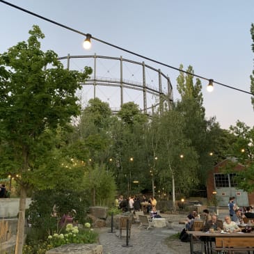 Weitläufiger Sommergarten mit Terrasse