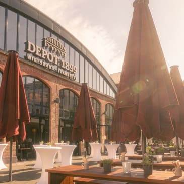 Sonnige Terrasse mit Trailer-Bar