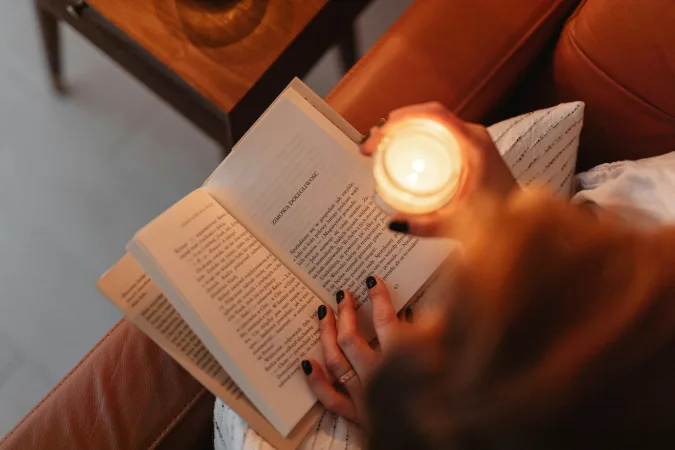 Una mujer leyendo un libro