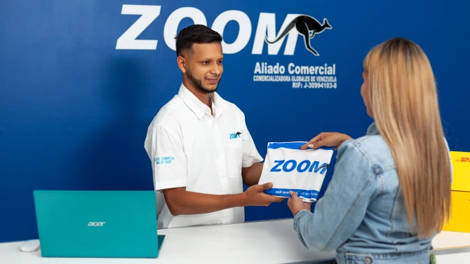 El personal de Grupo Globales haciendo una entrega de paquetería a través de la alianza con Zoom