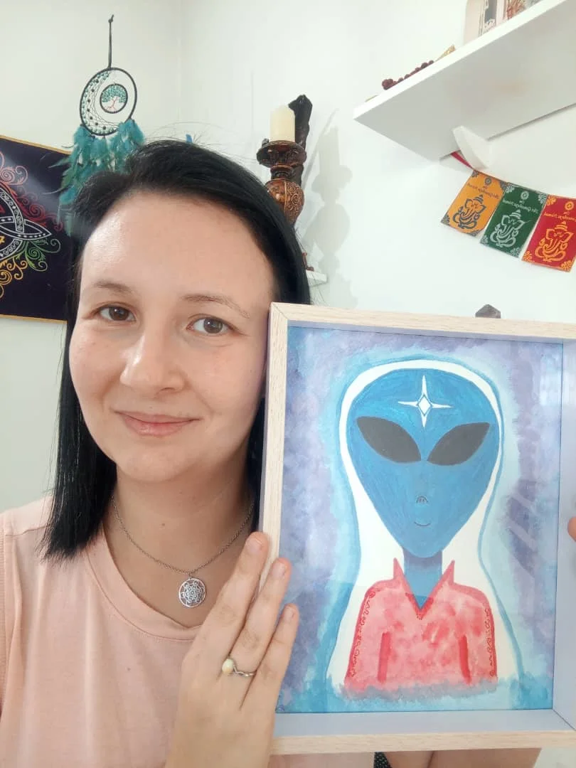 Jazmín Agate mostrando un cuadro acturiano