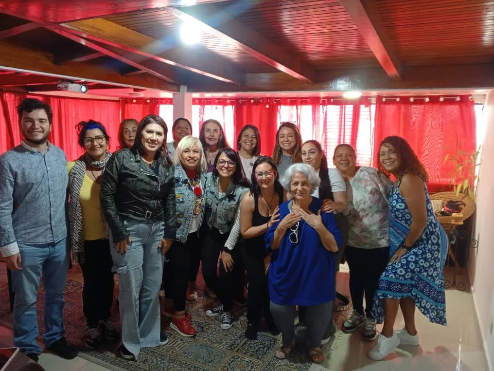 Jazmín Agate y los invitados realizando un evento