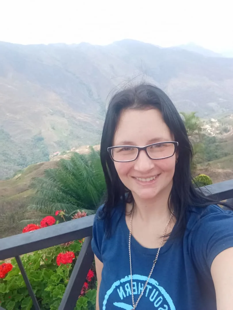 Jazmín Agate con un paisaje de montañas detrás