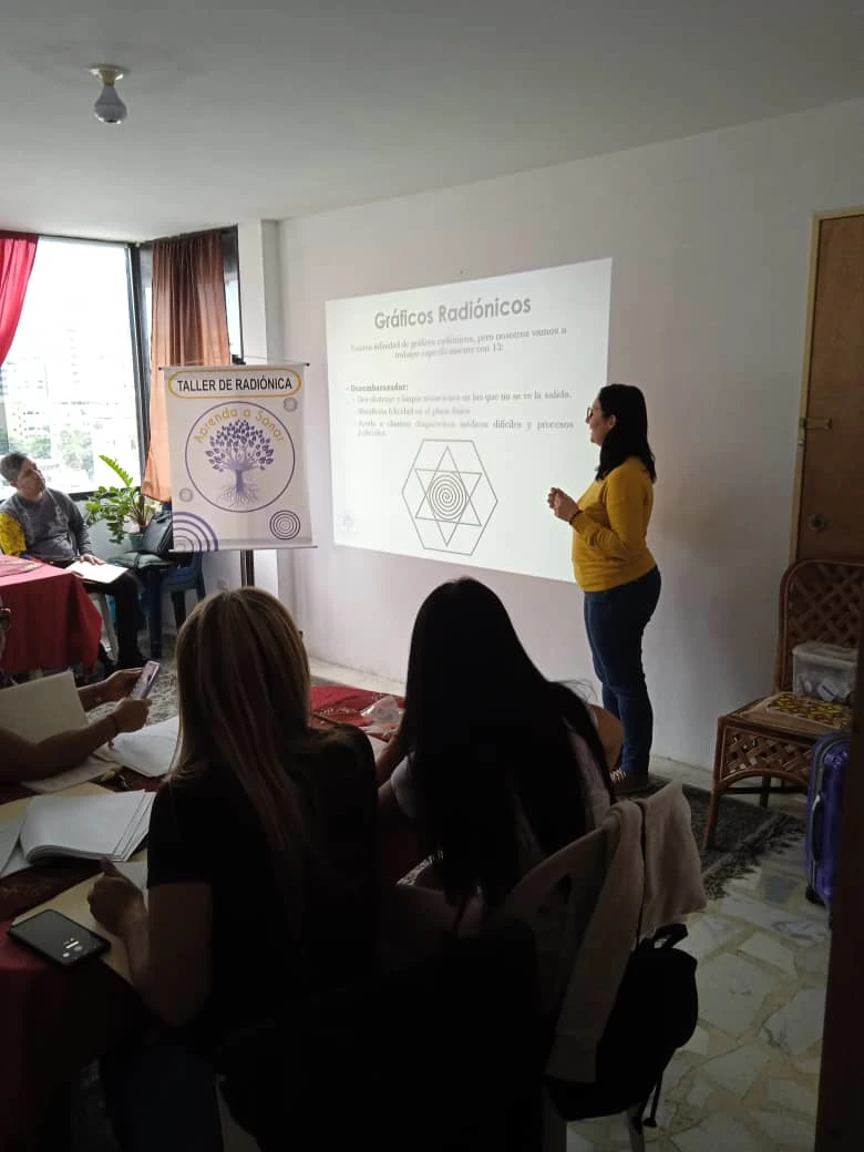 Jazmín Agate dictando un curso presencial sobre radiónica
