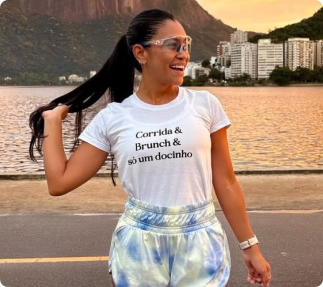 Lívia usando camiseta personalizada