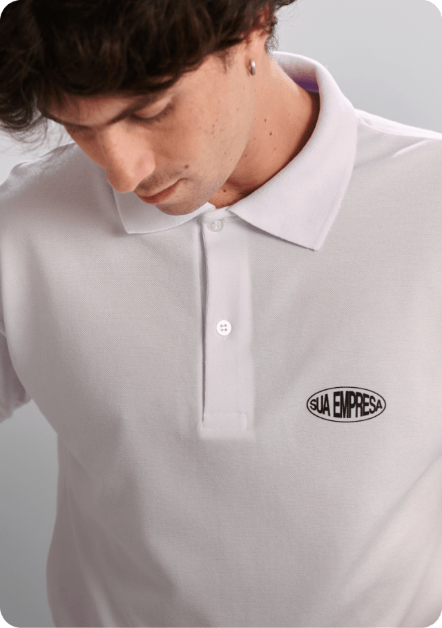 Pessoa usando camiseta corporativa personalizada