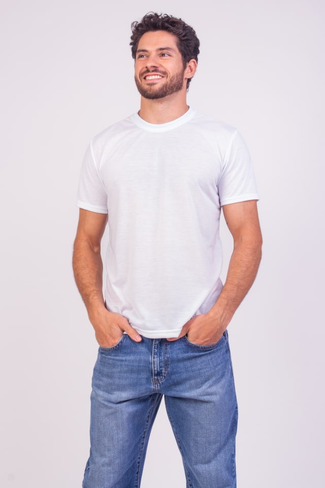 Pessoa usando camiseta sublimática